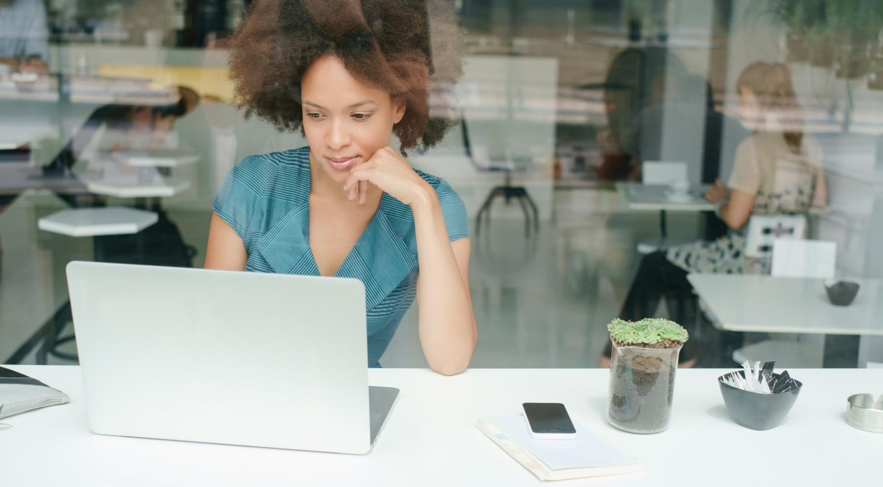 Interfaz de configuración de sistema financiero automatizado mostrando flujos de trabajo