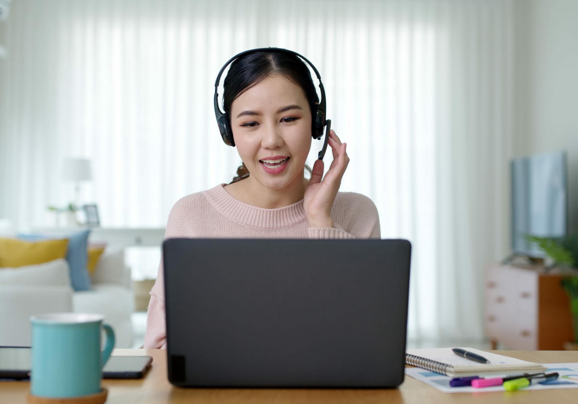 Estudiante analizando sistemas de automatización financiera